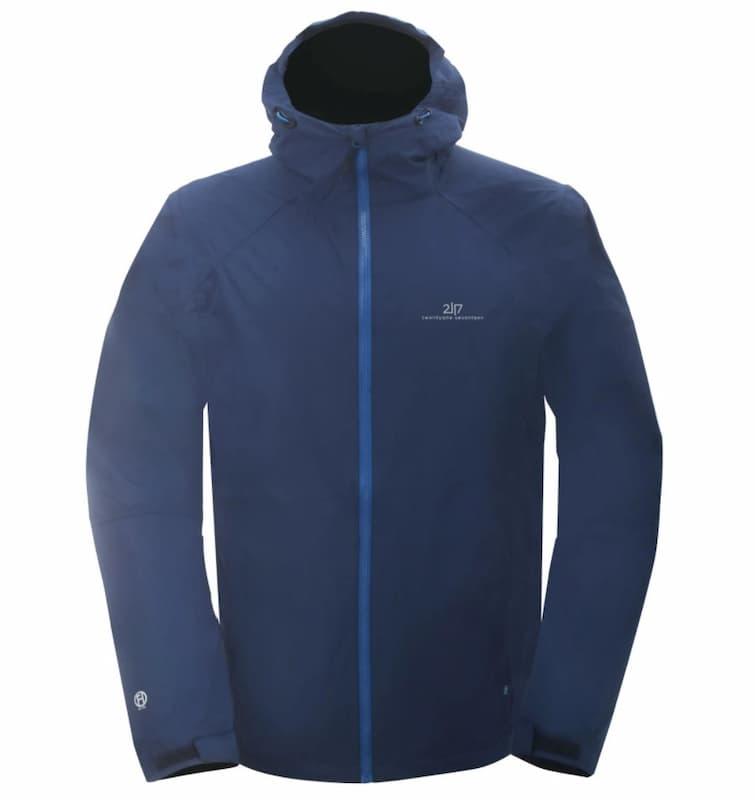 Regnjakke herre test - mann med regnjakke i regn