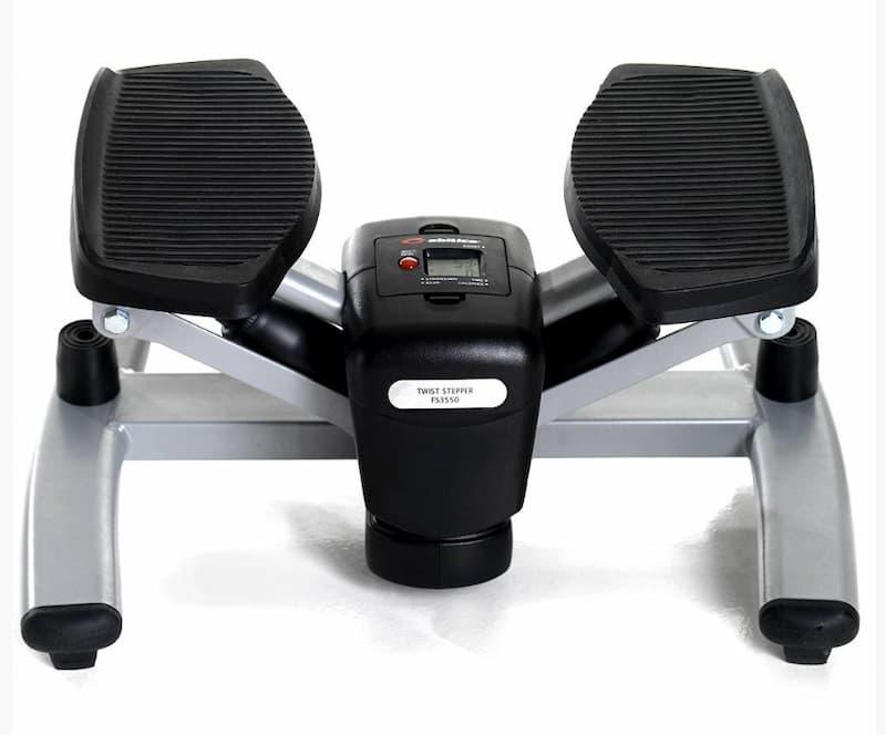 Trappemaskin test - person som trener på trappemaskin hjemme