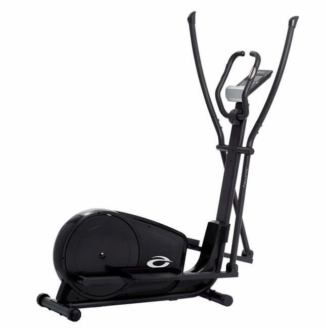 Ellipsemaskin test - crosstrainer i bruk i stue med digital skjerm