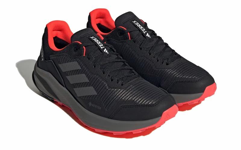 Terrengløpesko herre test - mann som løper på sti i skogen