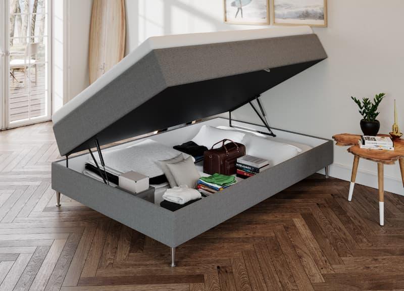 Seng med oppbevaring og åpent oppbevaringsrom