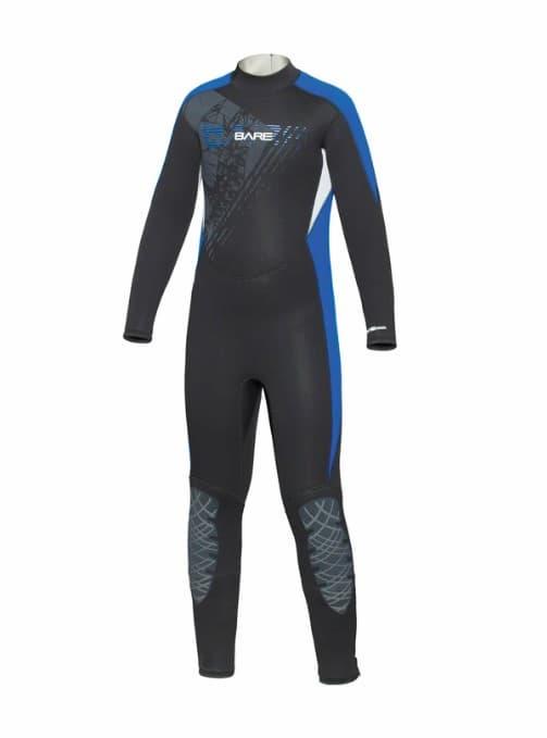 Våtdrakt barn test - barn i våtdrakt som leker i bølgene på stranden