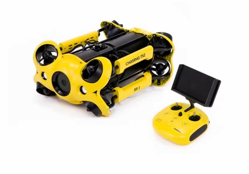 Undervannsdrone test - undervannsdrone som filmer under vann med lys