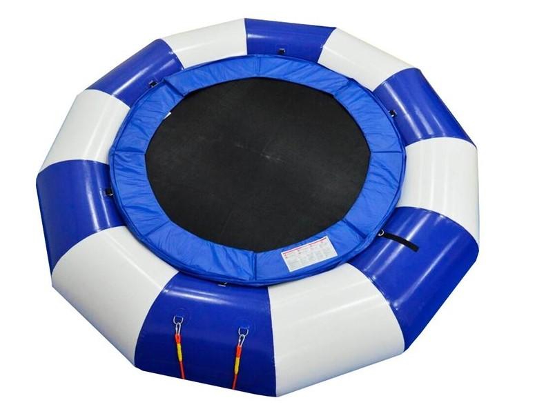 Vanntrampoline test - oppblasbar vanntrampoline på innsjøen med barn som hopper