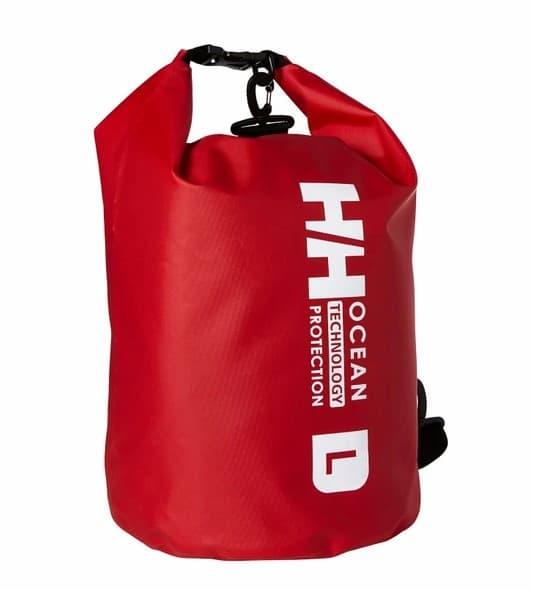 Tørrsekk test - fargerik tørrsekk på bryggekant med båt i bakgrunnen