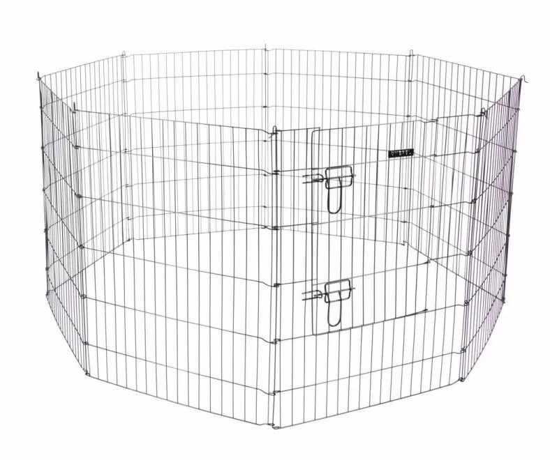 Valpegrind test - valp som sitter trygt inne i en valpegrind med leker