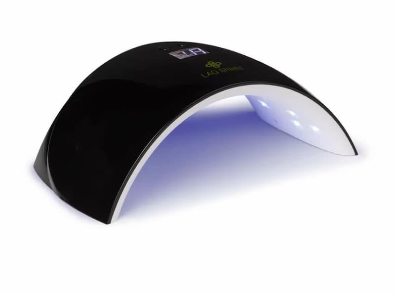 UV-lampe negler test - UV LED-lampe med hånd som herder gellakk