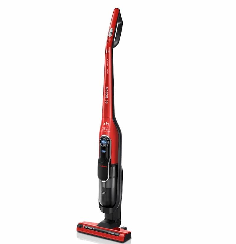 Trådløs støvsuger test - trådløs stavstøvsuger i bruk på stuegulv