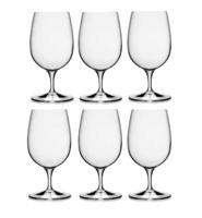 Vinglass test - krystallvinglass med rødvin på bord