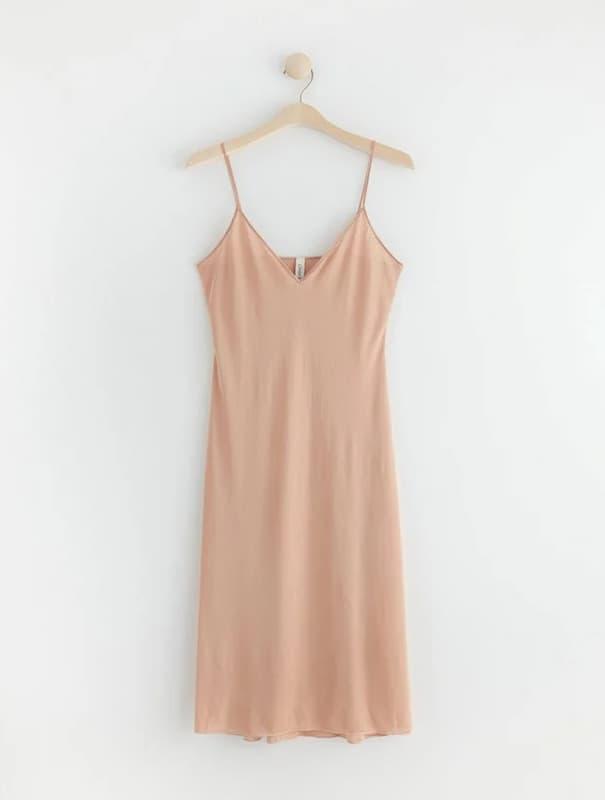 Underkjole test - elegant underkjole i silke på kleshenget