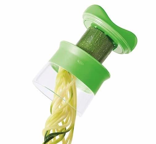 Spiralizer test - spiralizer med squash-nudler på skjærefjøl