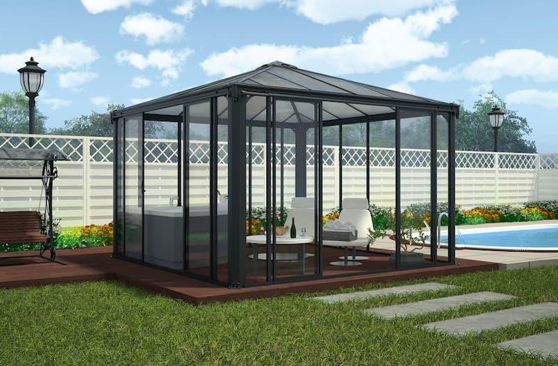 Utestue test - innglasset utestue med møbler i hage på sommerdag