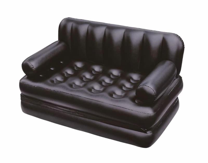 Oppblåsbar sofa test - oppblåsbar sofa i stuen med personer