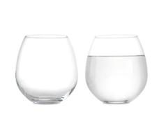 Vannglass test - klare krystallvannglass på dekket bord