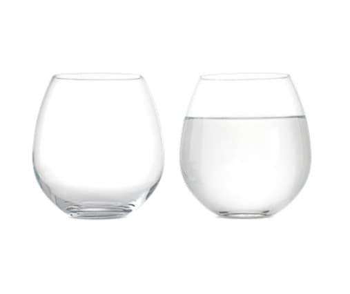 Vannglass test - klare krystallvannglass på dekket bord