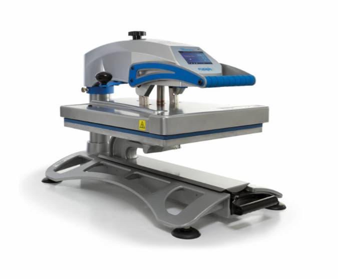 Varmepresse test - varmepresse med t-skjorte under pressing av motiv