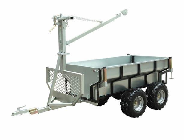 Tømmerhenger test - tømmerhenger med kran lastet med tømmer i skogen