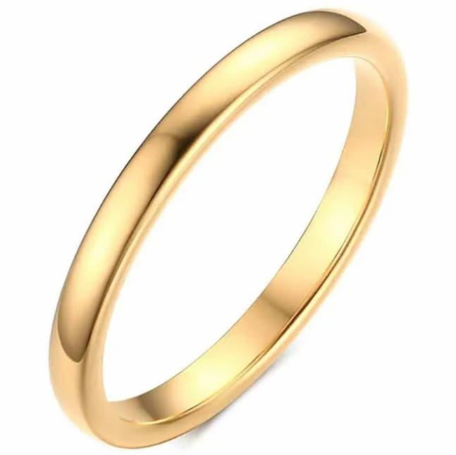 Tynn gylden tungstenring