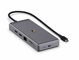 USB-C hub test - USB-C hub koblet til laptop med flere kabler og skjerm