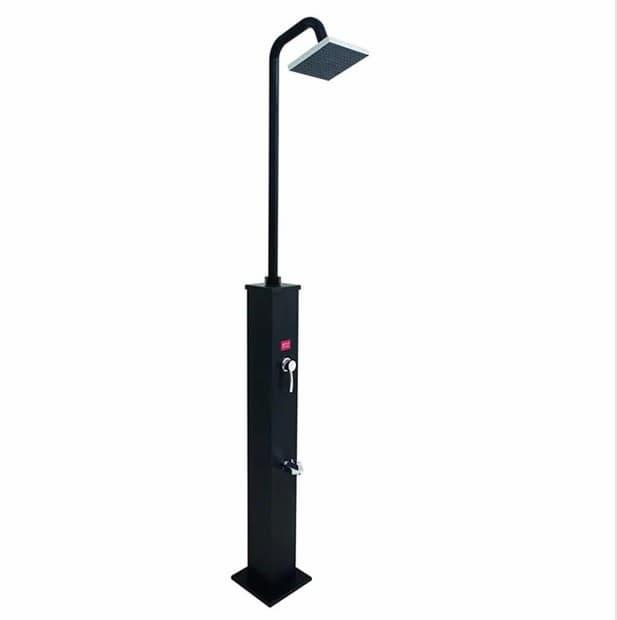 Utedusj test - frittstående utedusj i hage med dusjhode i sollys