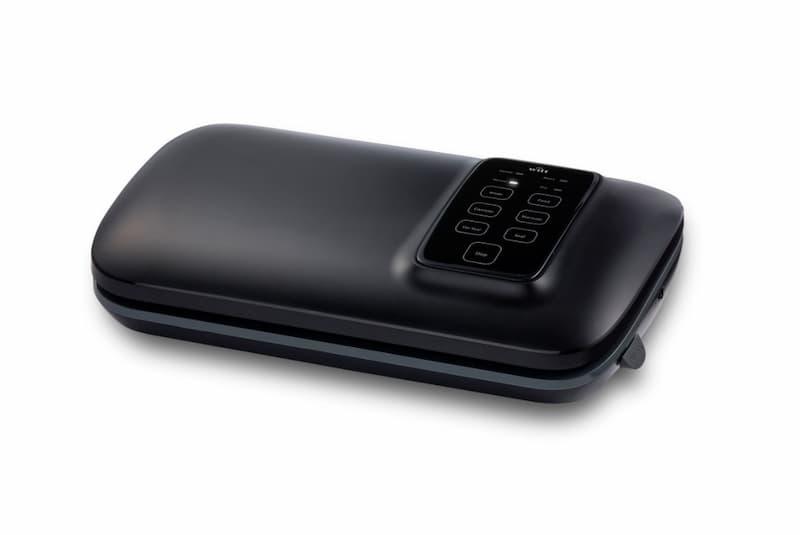 Vakuumpakker test - vakuumpakker som forsegler matpose på kjøkkenbenk