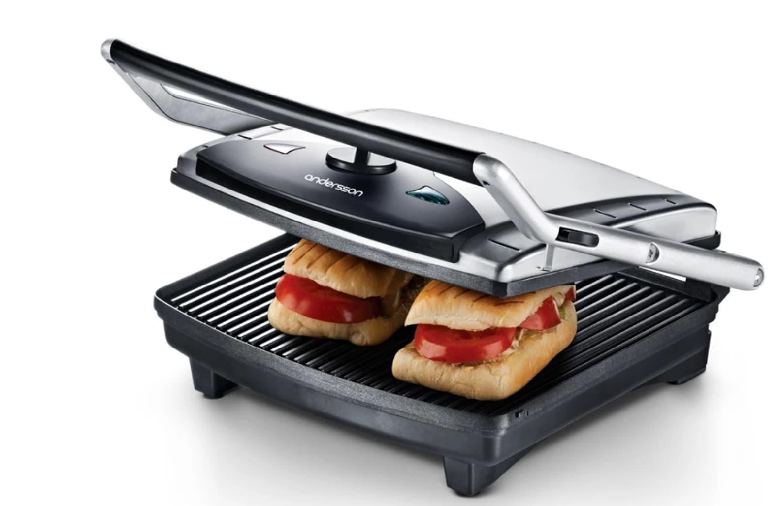 Toastjern test - toastjern med ferdig gylden toast på kjøkkenbenk