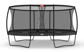 Trampoline test - BERG Grand Champion 520 oval trampoline i hage