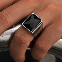 Diamantring test 2026 – Black Titan Square Ring med firkantet stein som diamantring for menn