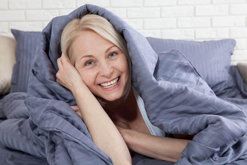 Vektteppe test - person under vektteppe i sofa