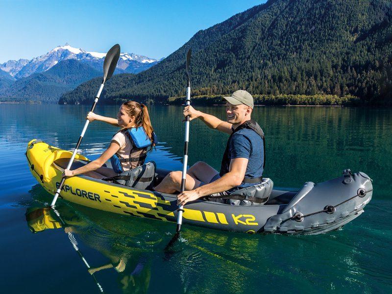 Intex Explorer K2 oppblåsbar kajakk i gult og grått med to personer som padler på en fjellsjø