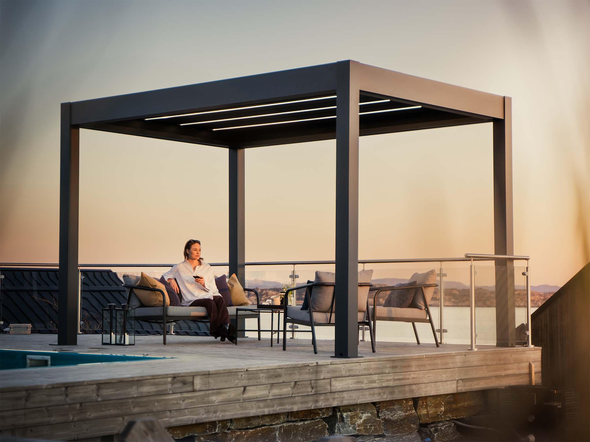 PERGOLUX Skydance S2 pergola med elektriske lameller og LED-lys
