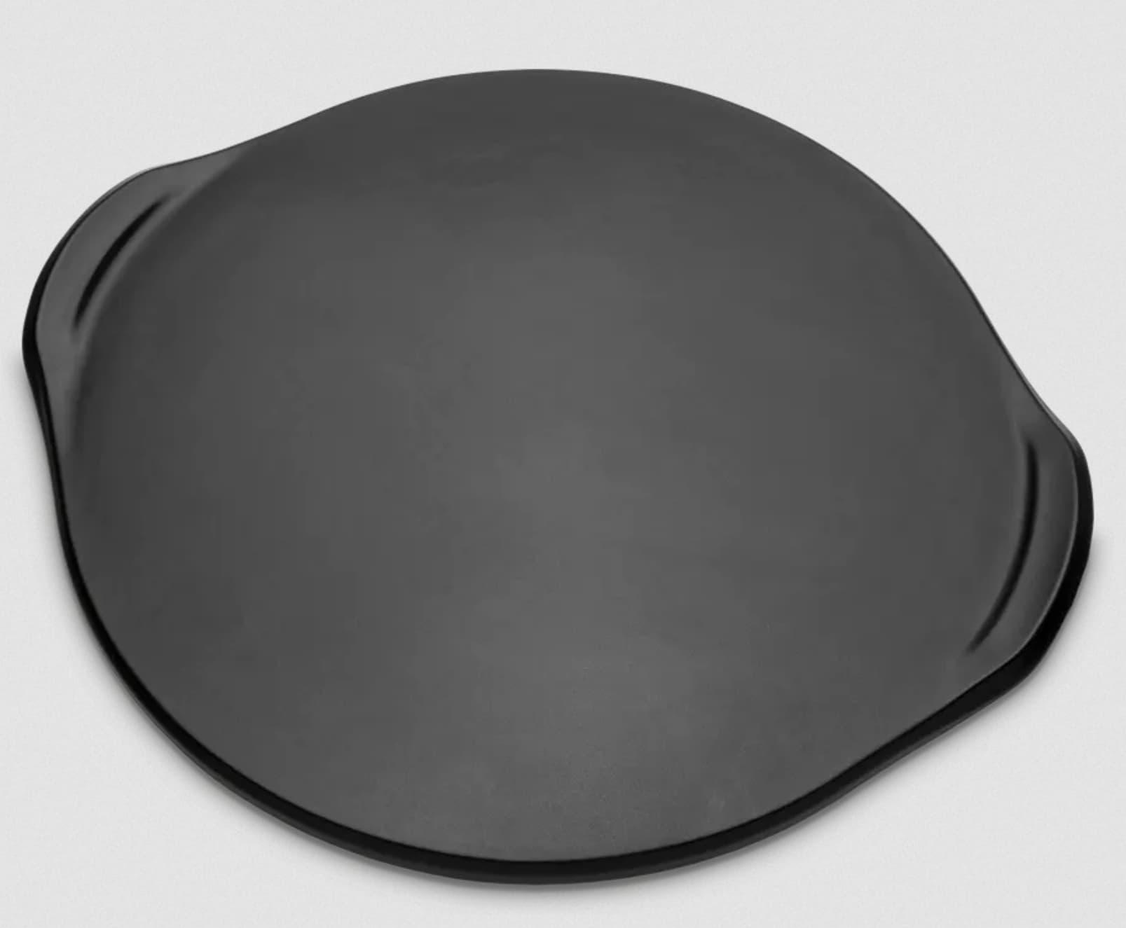Sort glasert pizzastein fra Weber for grill