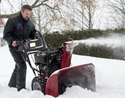 Snøfreser test - snøfreser i bruk på oppkjørsel
