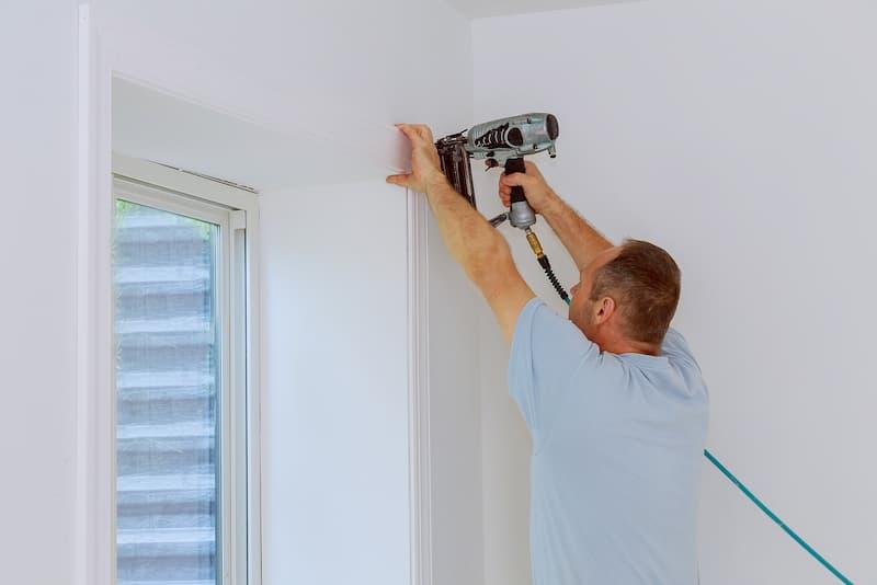 Spikerpistol test - batteridrevet spikerpistol i bruk