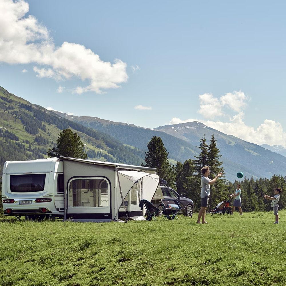 Thule QuickFit fortelt montert pÄ markisen til en campingvogn