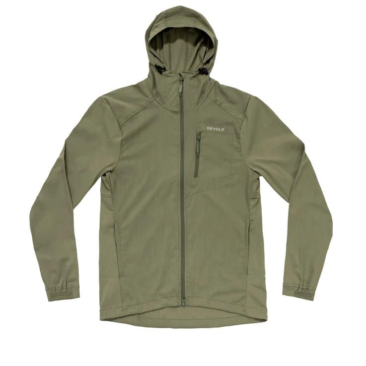 Ulljakke dame test - dame med merinoulljakke på fjelltur i høstvær