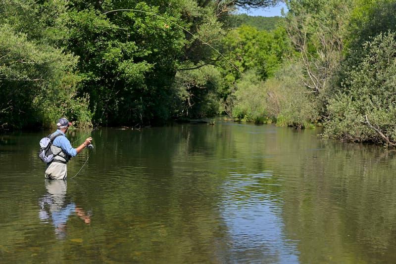 Vadebukse test - fluefisker med vadere i elv med fluestang