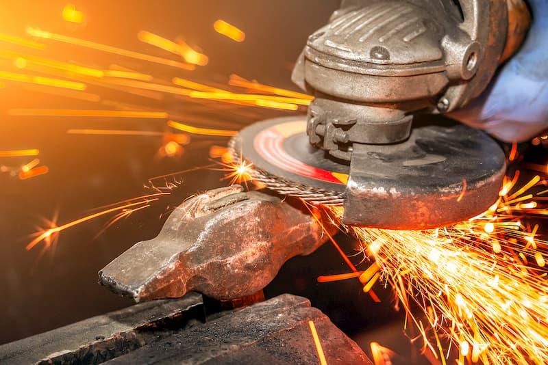 Vinkelsliper test - batteridrevet vinkelsliper med gnistregn under kapping