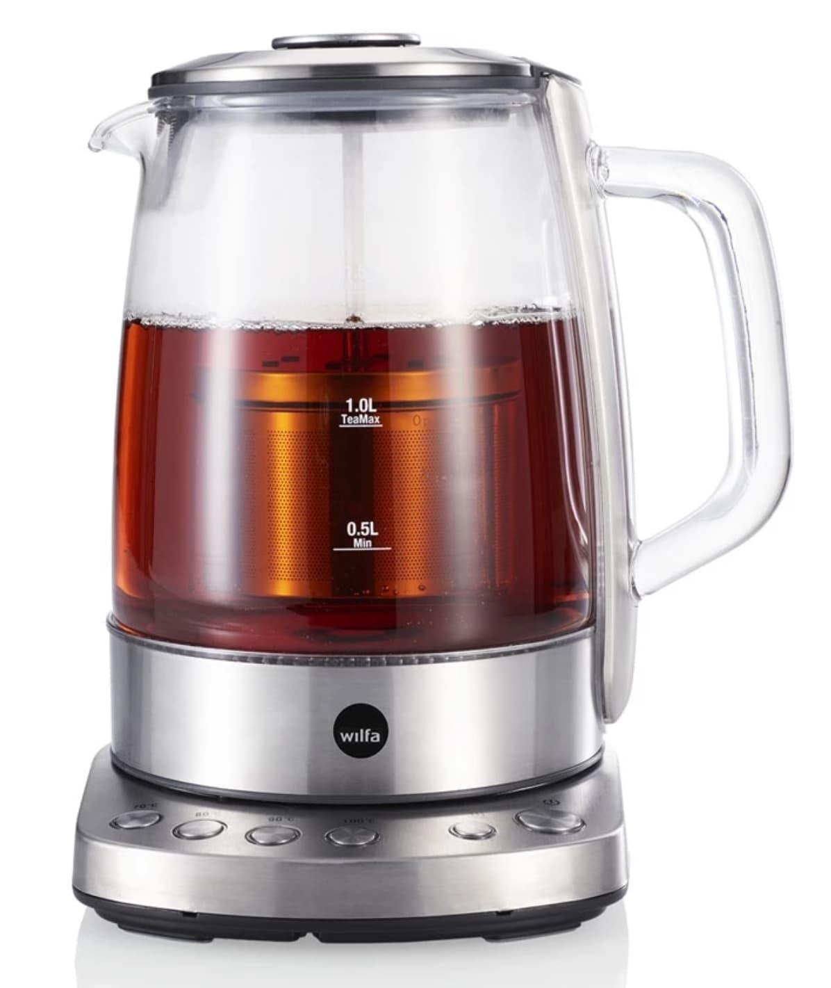 Vannkoker test - moderne vannkoker i rustfritt stål på kjøkkenbenk